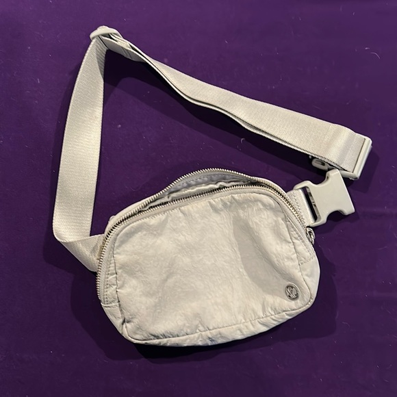 lululemon athletica Handbags - Super handy Lululemon fanny pack